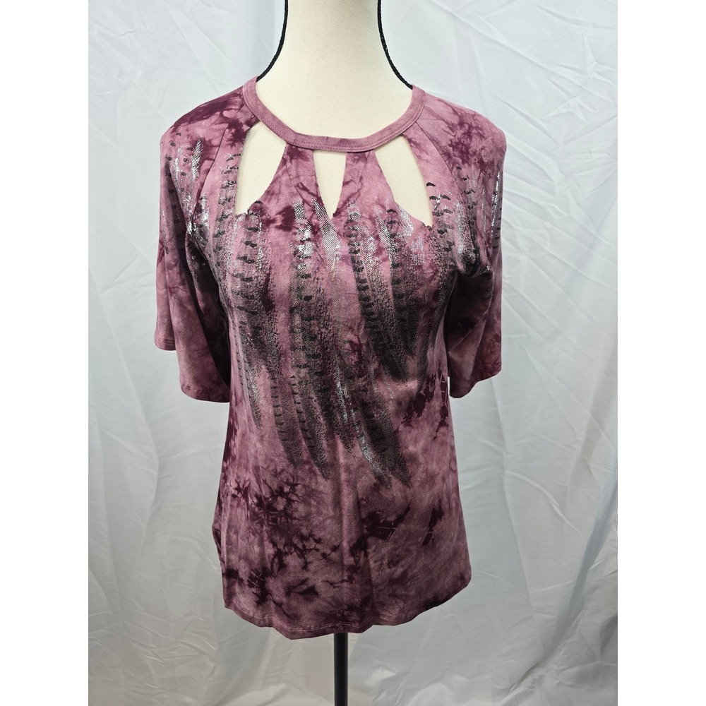LW Womens Burgundy Tie Dye Cutout Neck T-Shirt Peekaboo Feathers Size Small‎